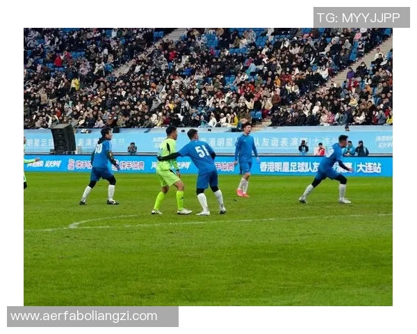 足球明星比心合影图展现友谊与团结瞬间的温暖时刻